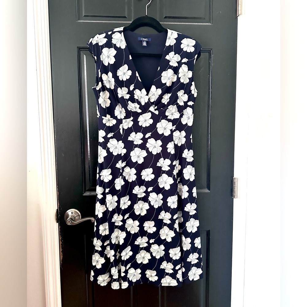 CHAPS Dress Midi Floral Blue White V-Neck
Cap Sleeve Business Casual
